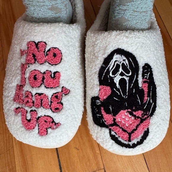 Cozy “Scream” Ghostface Slippers - Perfect for Horror Fans! - Picture 2 of 11